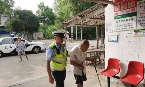 创元网配资 暖心守护！武汉新洲交警紧急救助迷路盲人老人